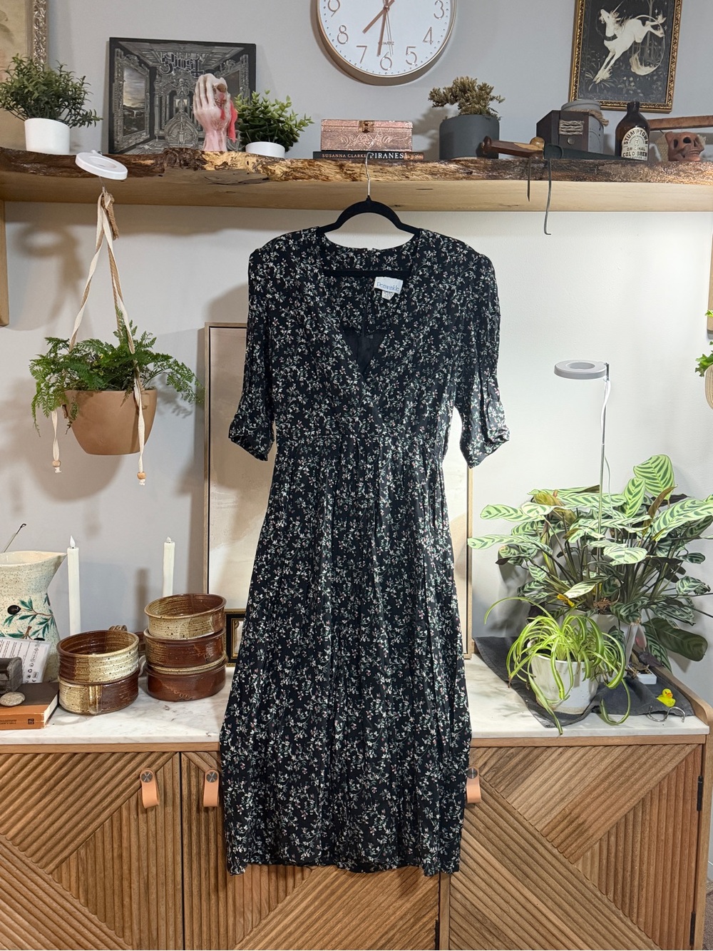Vintage Periwinkle Black Floral V‑Neck Midi Dress with Pockets